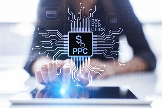 PPC支付每次点击支付技术数字营销互联网业务概念在虚拟屏幕上。