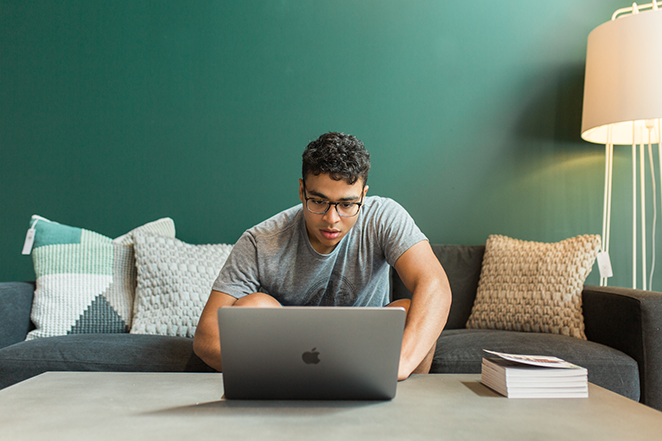 飛輪布局為什麼wordpress是2018年最好的cms男人靠咖啡在大筆咖啡上的計算機，一and書和燈在灰色沙發附近