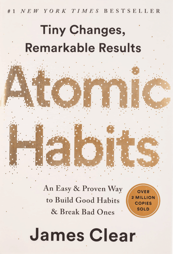 James Clear 的 Atomic Habits 一书的封面，标题为金色大字。