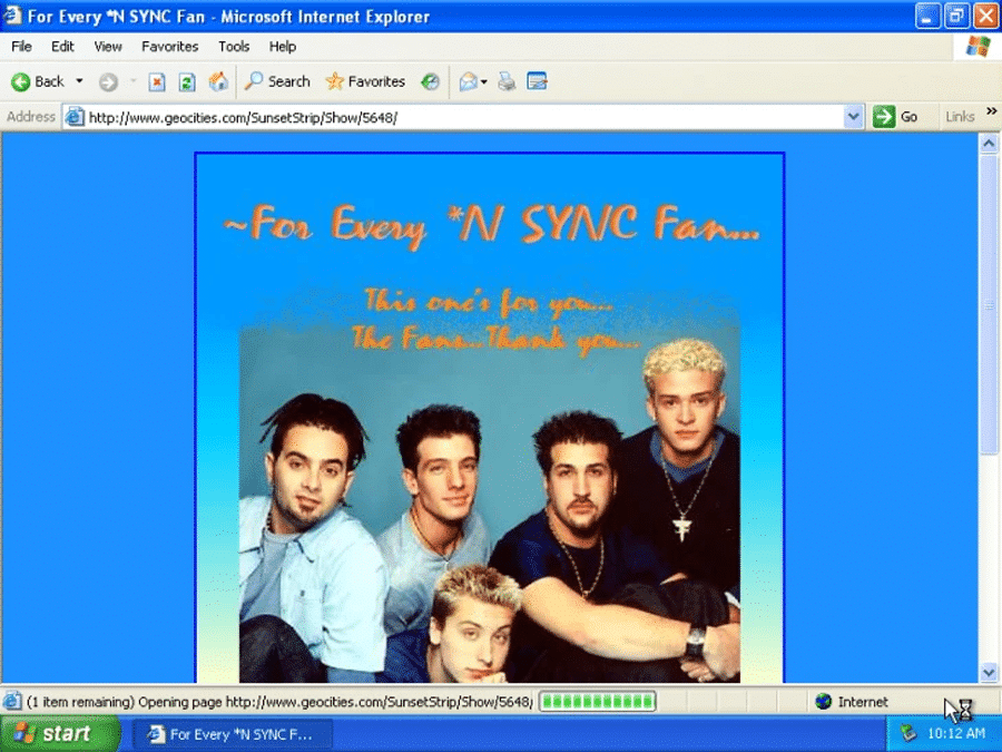 一个旧的 GeoCities 网站的屏幕截图显示了 NSYNC 乐队在蓝色背景上的照片，上面叠加着黄色文字，上面写着“~对于每个 N SYNC 粉丝......这是给你的......粉丝......谢谢......